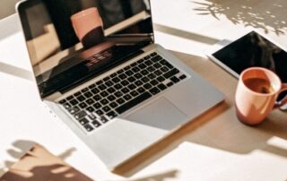 Jak powinna wyglądać aktualizacja informacji o warunkach zatrudnienia w związku z wdrożeniem pracy zdalnej?